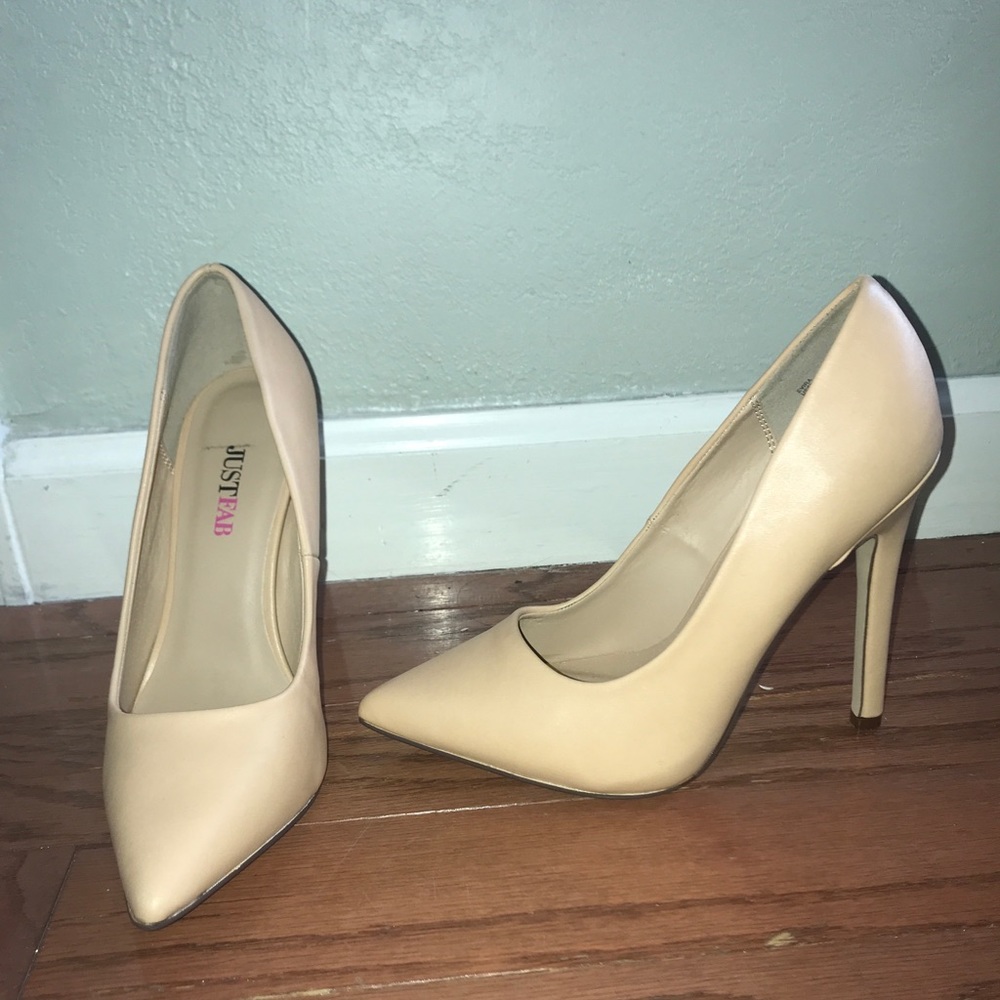 🚫SOLD🚫 Beige Pointed Toe Heel 👡 - Picture 2 of 8